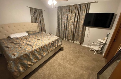 Purvis House | 4-bedroom farmhouse in charming Purvis with WiFi, AC. Book now!