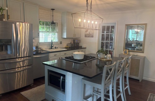 Tuscaloosa House | 4-bedroom house in Tuscaloosa 35406. 2 miles to campus. Awesome covered deck.
