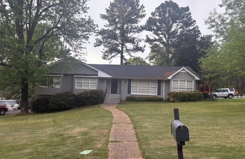 Tuscaloosa House | 4-bedroom house in Tuscaloosa 35406. 2 miles to campus. Awesome covered deck.