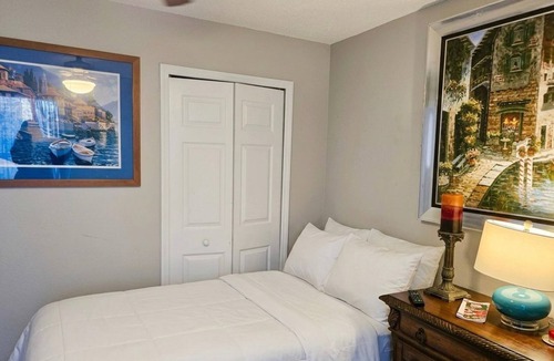 Deltona Lakes Bed & Breakfast | 4-bedroom in at the Top Notch Villa in Deltona, 25 min to Disney and Universal.