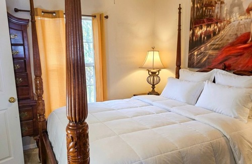 Deltona Lakes Bed & Breakfast | 4-bedroom in at the Top Notch Villa in Deltona, 25 min to Disney and Universal.