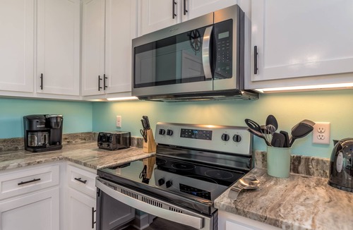 Dauphin Island House | 4 Bedroom on Beach! Hot tub! Footsteps from the water!