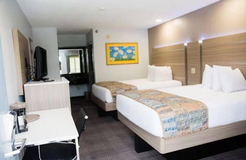 Mary Esther Hotel | 4 Double Queen Rooms | Near Gulfarium Marine Adventure Park | Free Parking