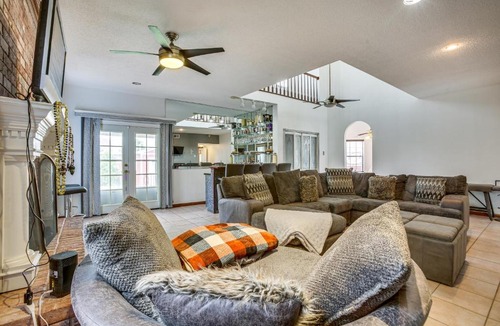 Algiers House | 4 Mi to Bourbon St: Spacious Retreat w/Wet Bar!