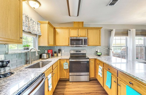 Tallahassee House | 4 Mi to FSU: Family Home w/Pool & Yard 75-inch TV