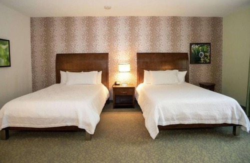 Covington Hotel | 4 Rooms with 2 Queens for Families with Modern Amenities Near Lake Pontchartrain