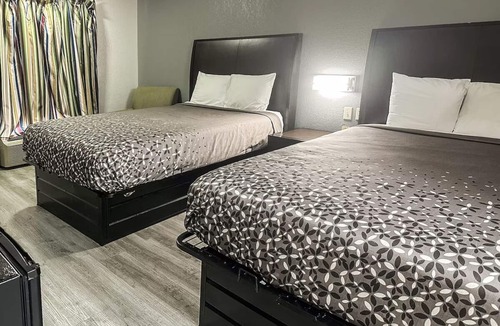 Guntersville Hotel | 4 Scenic Rooms w/2 Queens Perfect for Fishing & Boating at Guntersville Lake