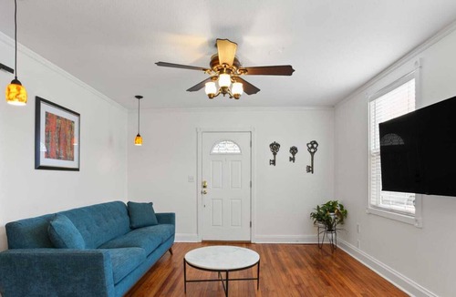 Metairie House | 4BD Metairie retreat with driveway and yard!