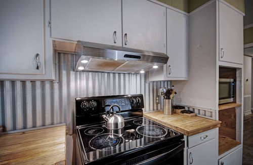Jackson House | 4BR City Retreat w/Fire Pit, BBQ & Free Parking