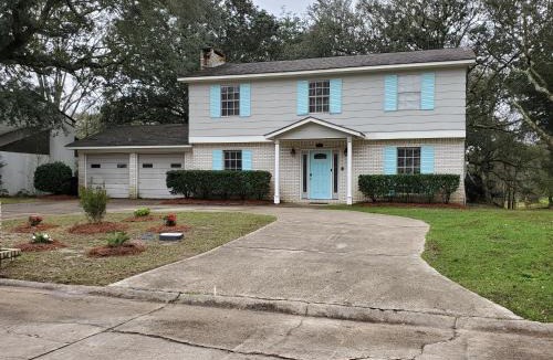 Gautier House | 4br Coastal Home I Sleeps 12 I Dock & Firepit