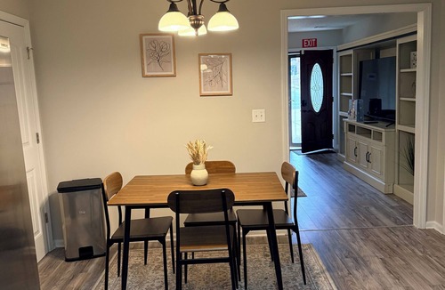 Taylorville House | 4br house in brilliant Tuscaloosa just 5 miles from the Stadium! Enjoy your stay