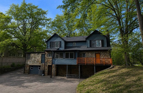 Atlanta House | 4BR Pet-Friendly Atlanta Woods Retreat