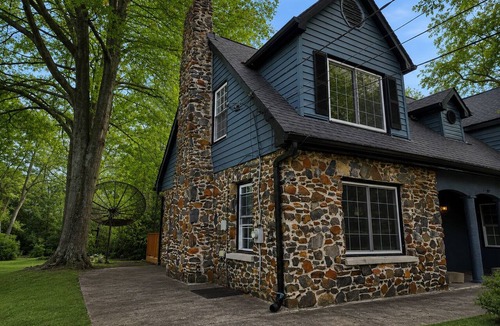 Atlanta House | 4BR Pet-Friendly Atlanta Woods Retreat