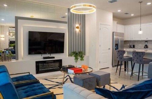 Loughman House | 5 Bedrooms townhouse W/Pool