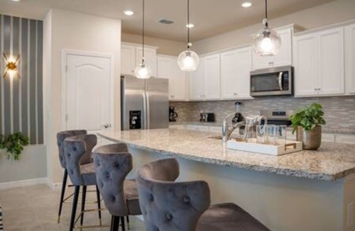 Loughman House | 5 Bedrooms townhouse W/Pool