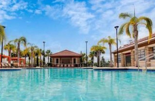 Loughman House | 5 Bedrooms townhouse W/Pool