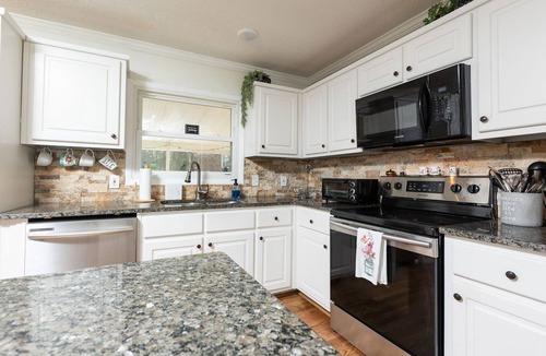 Columbus House | 5 min Walk to Cooper Creek. Cozy Outdoor Space! 15-20 minutes to Ft Benning.