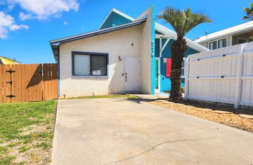 Crescent Beach House | 5 Min Walk to Sand - King Bed - Private Yard