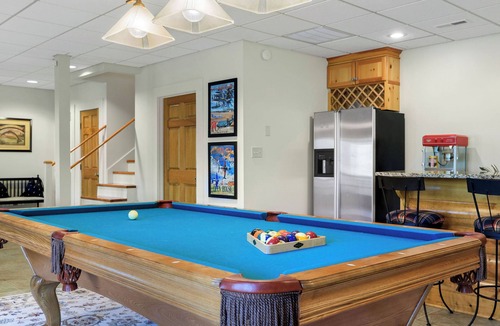 Cullman House | 5 Mins to I-65 - Lakefront Log Home - Dock, Game Room, Kayaks