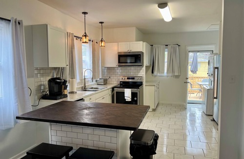 Birmingham House | 5 minutes to downtown. Family home with Wi-Fi, deck, and large backyard.