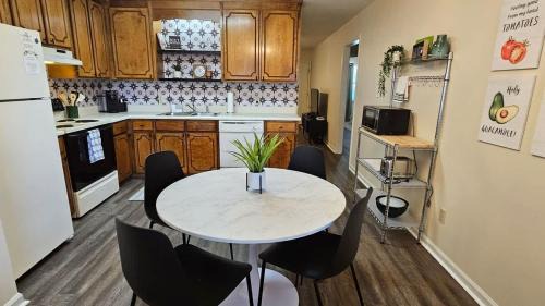 Remerton Apartment | 5 Minutes to VSU- Sleeps 5 King Bed 2 baths