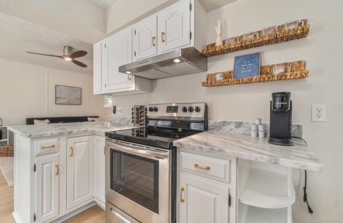 Grawn House | 5 Star Duck Lake Escape, Dock, Game Room + Kayaks, Close to Traverse City