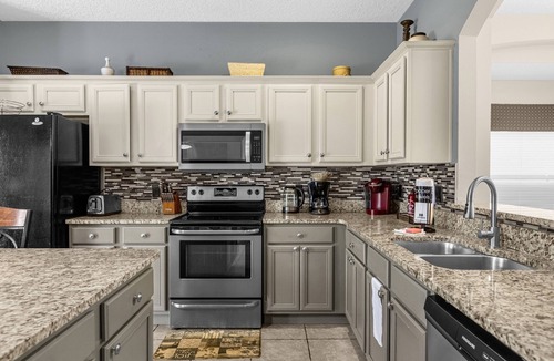 West Kissimmee Villa | ✦ 5min2Disney ✦ 7BR/4.5BA ✦ South Pool/Spa ✦ A/C Star Wars Gameroom ✦ Modern