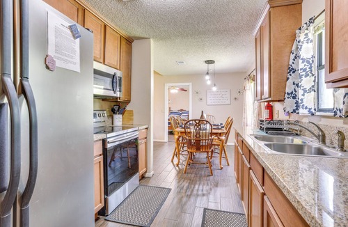 Lufkin Cottage | 6 Mi to Ellen Trout Zoo: Family Home w/Yard!
