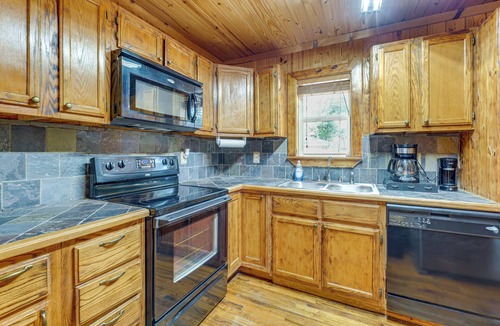 Poplarville Cabin | 6 Mi to Main St Poplarville: Cabin w/Pasture View