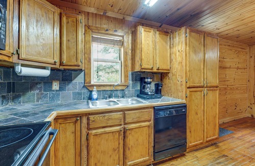 Poplarville Cabin | 6 Mi to Main St Poplarville: Cabin w/Pasture View