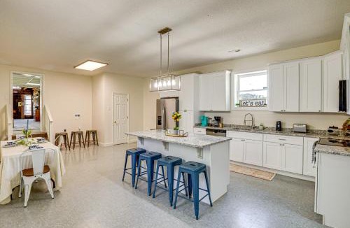 Hollywood Apartment | 6 Mi to Scottsboro: Apt w/Furnished Porch