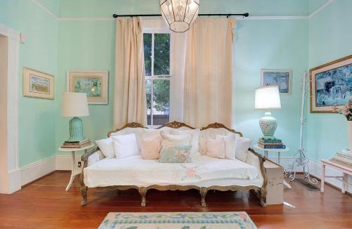 Mid-City House | 6BR 3 BA HUGE, Balcony, Cemetery, Streetcar sleeps 12!