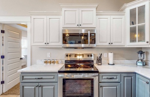 Crestview House | 7 Mi to Emerald Coast Zoo! Poolside Paradise