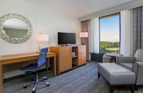 East Point Hotel | 7 Miles to Downtown Atlanta – Restful Room w/Seasonal Pool Access + Shuttle