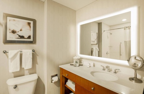 East Point Hotel | 7 Miles to Downtown Atlanta – Restful Room w/Seasonal Pool Access + Shuttle
