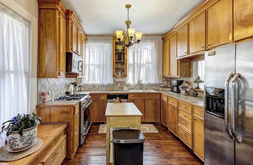 Vicksburg Cottage | A charming cottage nestled in the historic Fostoria Neighborhood.