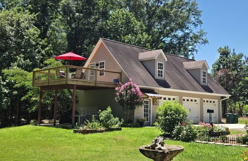 Hanceville Cottage | A charming cottage, recently renovated in a serene wooded area of Hanceville, AL