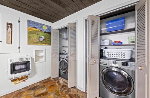 Mentone Apartment | A-Frame with VIEWS - Walk to Downtown and Park - Pets OK