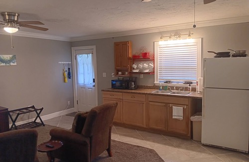 Fort King District Cottage | A GARDEN COTTAGE in the City !