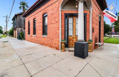 Scott House | A Hidden Gem! Completely Renovated, Historic Bank, Minutes to Lafayette