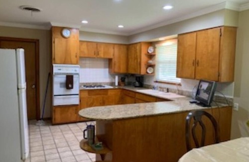 Biloxi House | A lovely family home in old O.S. area a block from beach and near downtown area.