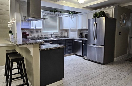 Warwick House | A-mazing clean and cozy Lakefront cottage! (Specials available)