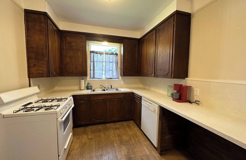 Texarkana Cottage | A Quiet Place - Hickory House - 4 Bedrooms