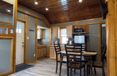 Cheboygan Cabin | Adorable 2-bedroom cabin with AC in charming Cheboygan