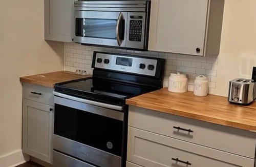 Joppa House | Adorable 2-bedroom Farmhouse in beautiful Lake Guntersville