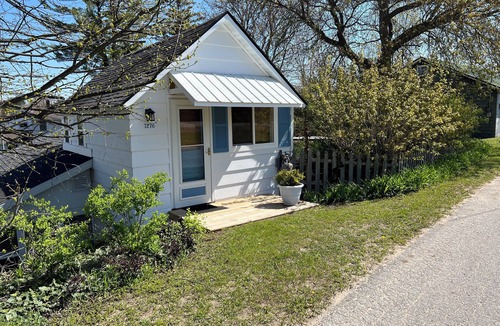Beulah House | Adorable home sleeps 6+, 2 min walk to lake, restaurants, shops.Near SB Dunes.