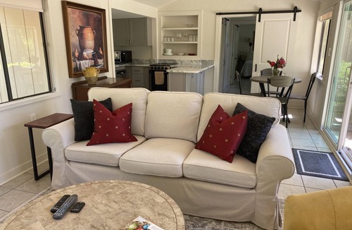 Oak House | Adorable two bedroom guest house with pool