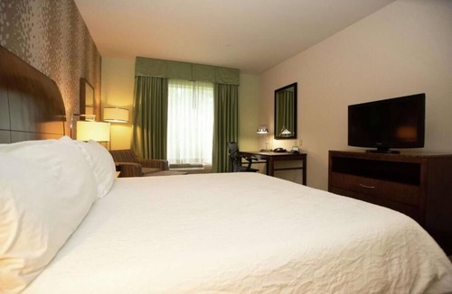 Covington Hotel | Adventure-Ready Stay Near Landmarks – 3 Suite Rooms Close to Castine Center