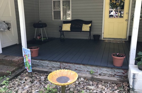 Fackler House | Affordable Charming Vintage Lake Cottage · Cozy & Welcoming