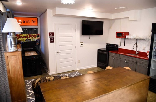 Tuscaloosa Apartment | Alabama Boutique Hotel: #8 Pinball, kitch, sleep 4